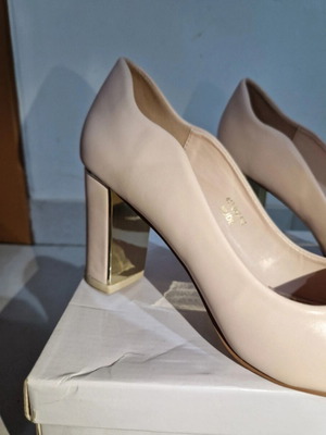 Beige pumps size 40 like new, very comfortable
