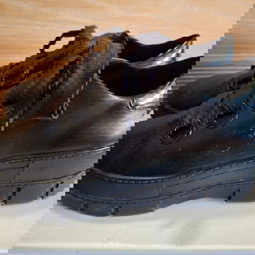 Γυναικεία sneakers Geox No 40 σε μαύρο δέρμα και λουστρίνι, σε άριστη κατάσταση