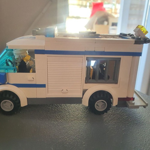 Lego police van like new with 2 figures and accessories