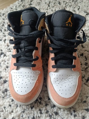 Air Jordan 1 Mid SE Flight Club like new, size 38.5 juniors multicolor sneakers