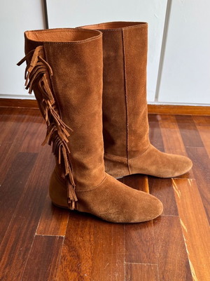 Suede boots used with fur lining and fringes, brown, size 40