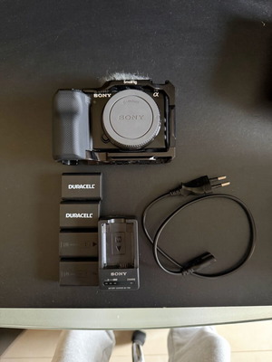 Sony ZV E-10 like new with Smallrig cage, 4 batteries and genuine charger