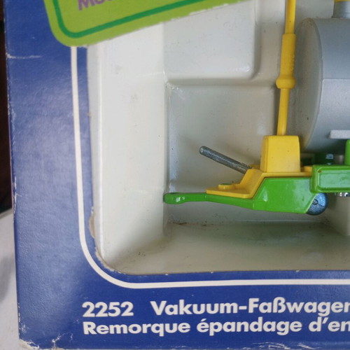 Siku 1:32 Fertilizer Spreading Trailer 2252 new