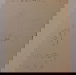  Σχετικά μικρή, παλιά, ασπρόμαυρη φωτογραφία με βάρκα στη θάλασσα και δύο άντρες εν ώρα εργασίας.