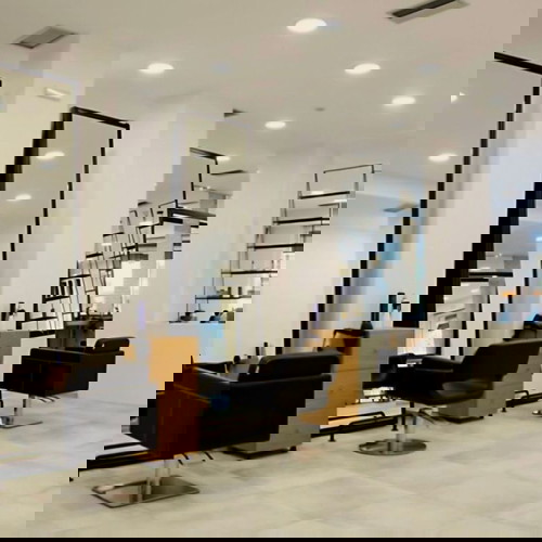 Επιχείρηση γνωστής αλυσίδας κομμωτηρίων με 4 καταστήματα προς πώληση