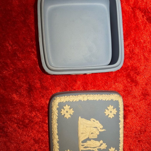 Wedgwood Jasperware porcelain box like new
