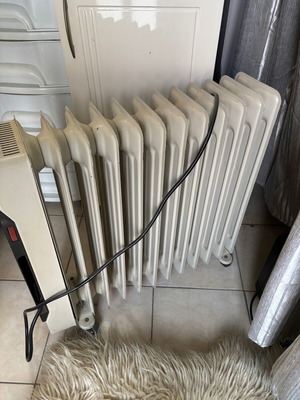 Καλοριφέρ λαδιού μεταχειρισμένο 11 φέτες 2.500 watt 2 σκάλες