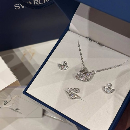 Swarovski jewelry set silver, new with bag