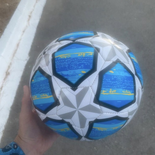 Beach ball in white and blue