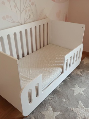 Κούνια-Κρεβάτι Ήρα Oliver σαν καινούργιο με στρώμα 140x70, MDF λάκα σατινέ