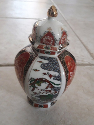 Porcelain Chinese decorative item like new