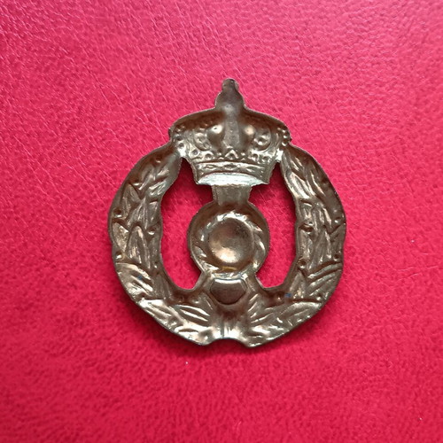 Collectible metal military royal insignia like new