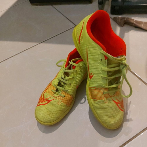 Nike football shoes size 39 used, yellow