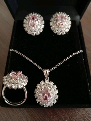 Silver jewelry set like new with pink zircon