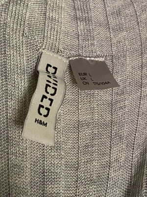 H&M sweater with opening Large