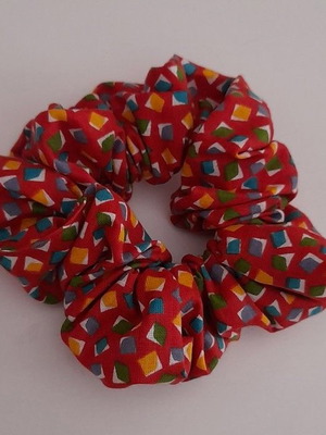 Χειροποίητα Scrunchies κόκκινο με πολύχρωμα σχέδια