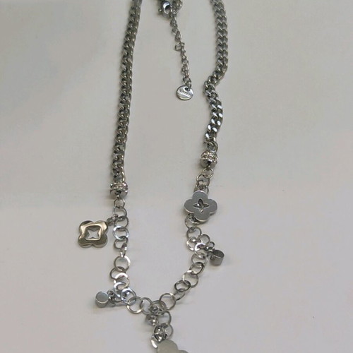 Stainless steel necklace with luck flowers new silver