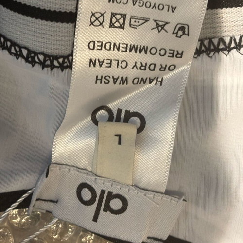 Alo Yoga Set new with scrunch bum leggings in black and white