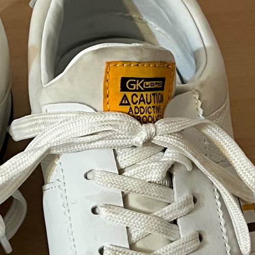 GK men's athletic shoes like new, size 44, white and yellow