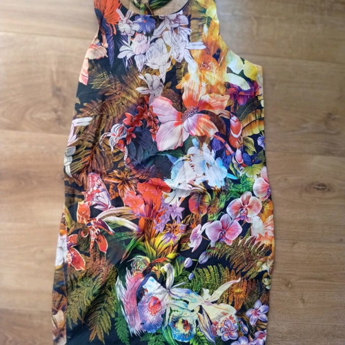 Sarah Lawrence floral dress size 38 like new, airy with black lining