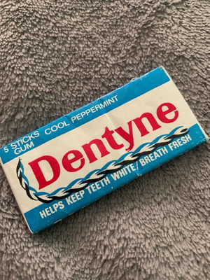 Dentyne τσίχλες μεταχειρισμένες, ελληνική συσκευασία 80s