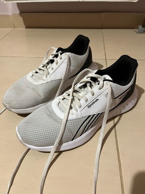 Reebok athletic shoe like new, size 42.5, black and white