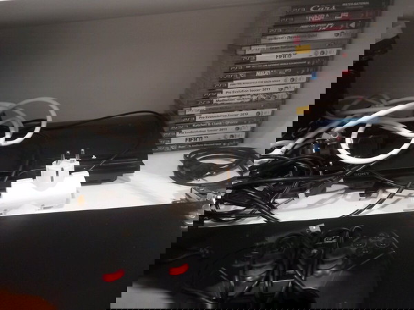 Playstation 3 λειτουργικό άψογο με όλα του τα καλώδια και 18 παιχνιδια