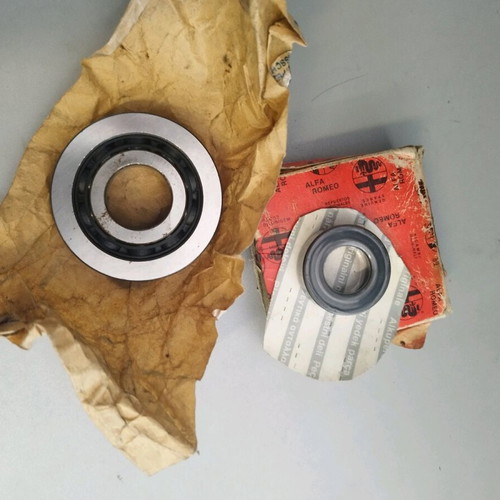 Bearing and seal for Alfa Romeo boxer engine new, genuine