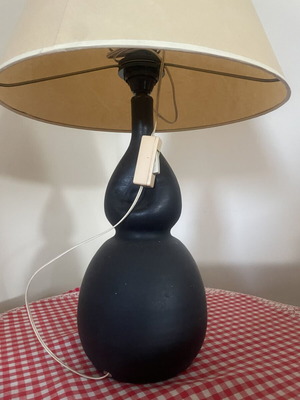 Black gourd-shaped table lamp, 57cm height with shade