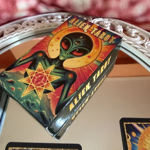 Alien Tarot deck like new with sci-fi artwork