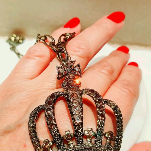 Висулка Crown златист цвят нова с кафяви кристали