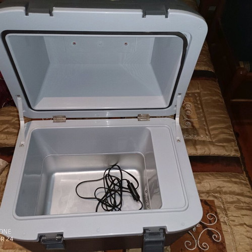 Car fridge 12V like new, cools and heats