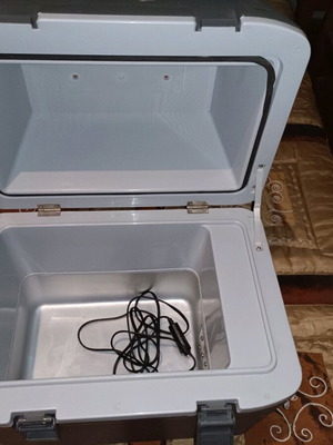 Car fridge 12V like new, cools and heats