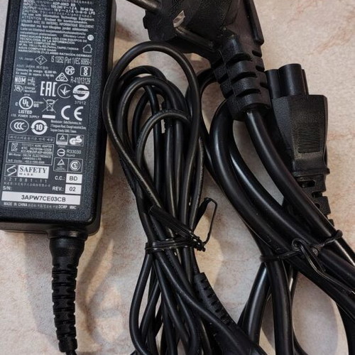 Asus laptop power adapter new without packaging