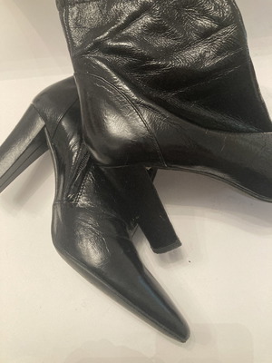 Black leather Zara ankle boots used, size 38