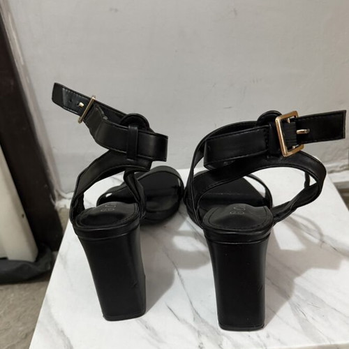 Black leather sandals used, 9 cm heel, size 37