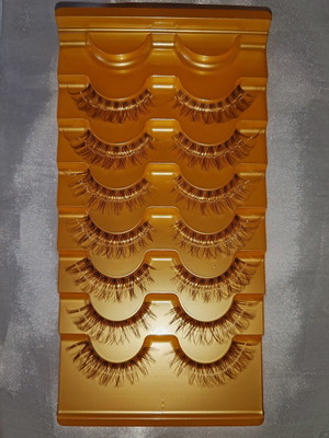 Eyelashes in light brown color, missing one used pair