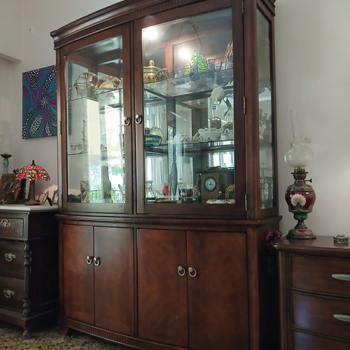 Dining set with vitrina-buffet and extendable table with 6 chairs, like new