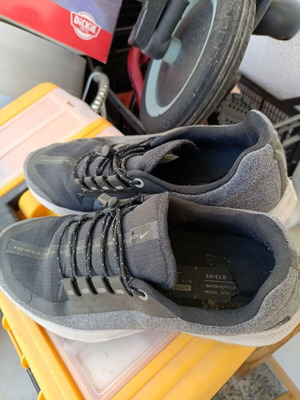 Nike unisex athletic shoes used, size 41, gray and black