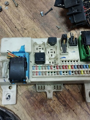 Fuse box for Volvo V50 2.5 T5 AWD used, 8690719