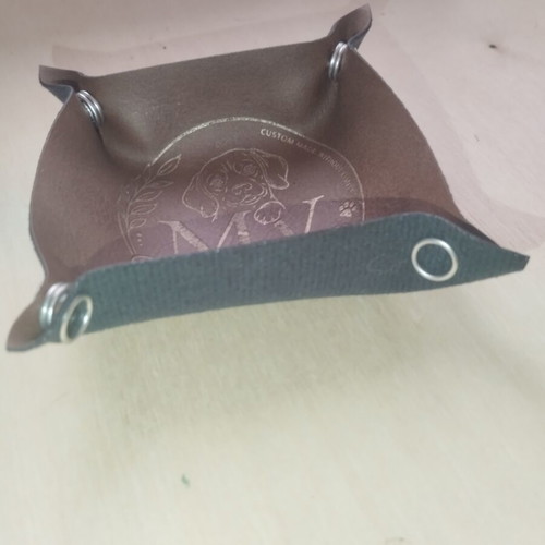 Foldable dice tray made of leatherette