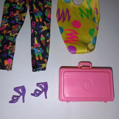 Vintage Barbie clothing set like new with accessories