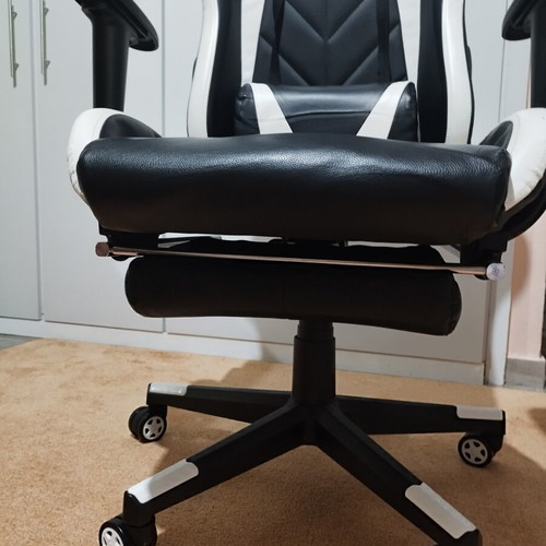 RAPTOR gaming office chair like new with footrest extension