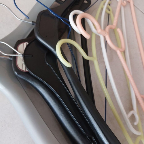 Clothes hangers set of 9, like new, plastic and metal