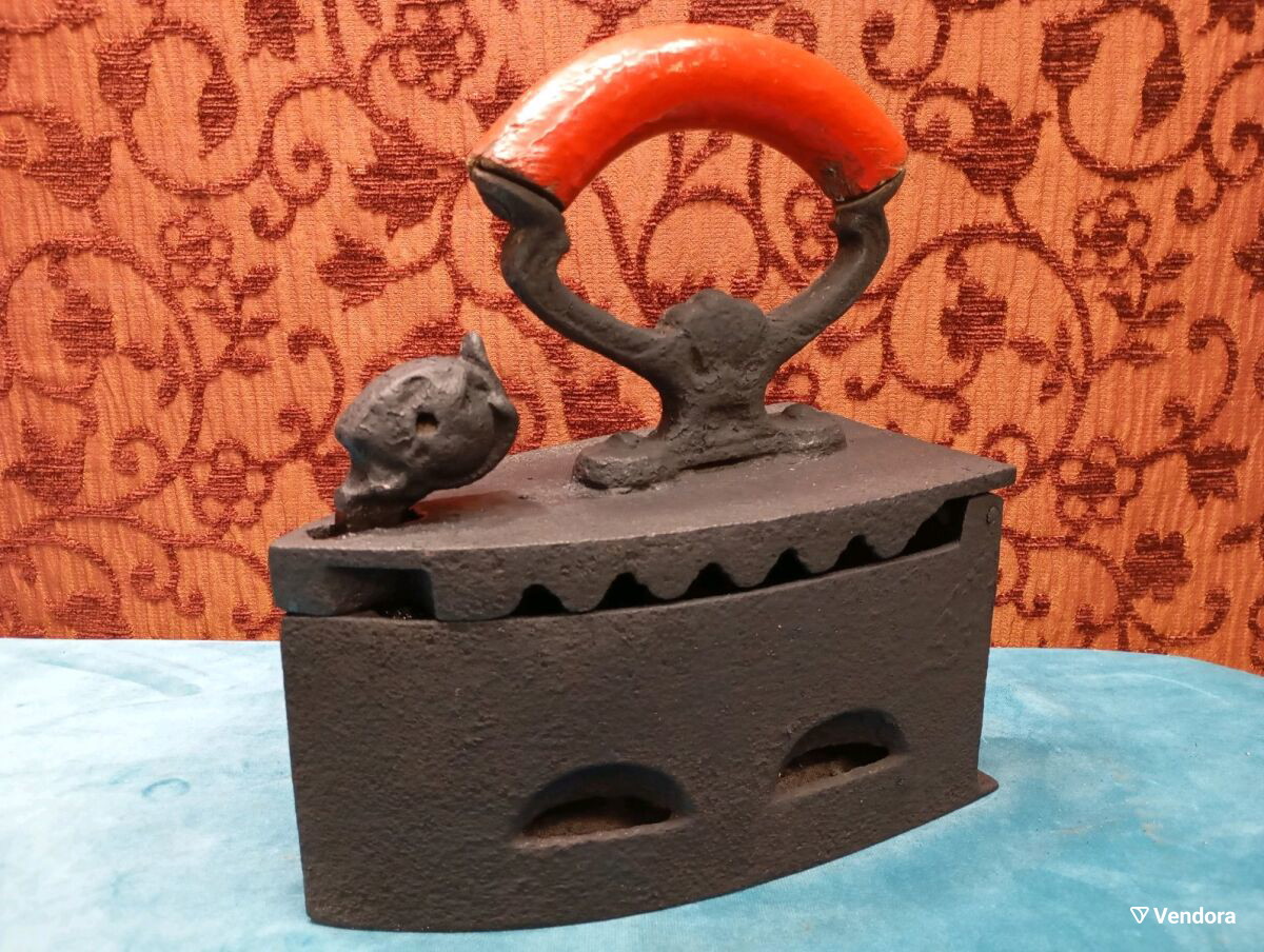 Σίδερο κάρβουνου αντίκα μεταχειρισμένο 1920-1930 με κλείστρο κεφαλή τύπου κοκοράκι