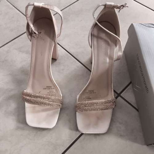 Franchesca Moretti sandals size 39 like new, beige satin with rhinestones