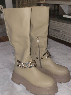 Alta Moda boots like new with lug sole and chain, size 37, beige