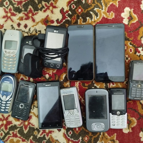 Old mobile phones used, sold as a lot for spare parts
