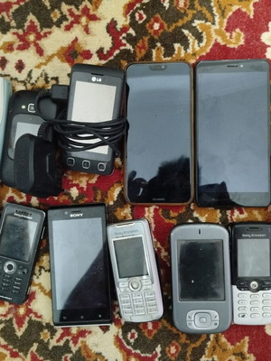 Old mobile phones used, sold as a lot for spare parts
