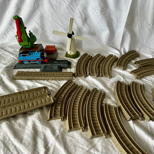 Thomas & Friends TrackMaster large set with Thomas, crane and many tracks like new